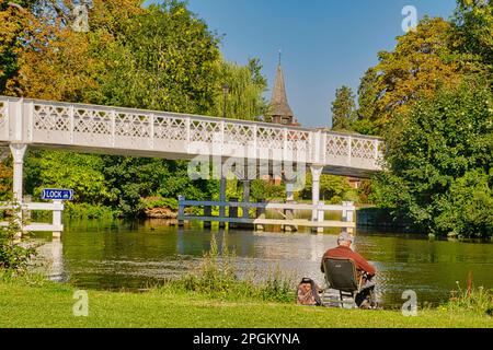 Ein Mann, Der Sich Am Fluss, Pangbourne, Berkshire Erholt Stockfoto