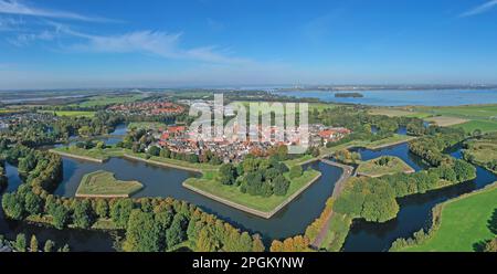 Panoramablick von der traditionellen Stadt Naarden in den Niederlanden Stockfoto