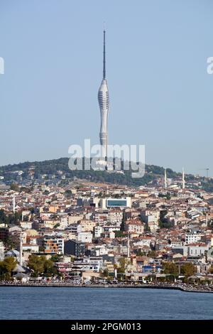 Der Camlica Tower, ein Fernseh-, Radio- und Telekommunikationsgebäude, befindet sich im Stadtteil Uskudar auf der asiatischen Seite von Istanbul, Turkiye / Türkei. Stockfoto