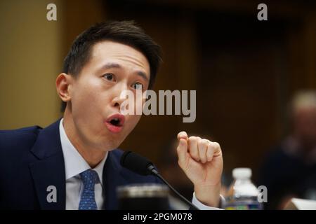 Washington, Usa. 23. März 2023. Shou Chew, CEO TikTok, sagt vor der Anhörung des US-amerikanischen House Committee on Energy and Commerce aus: „TikTok: How Congress Can Secret American Data Privacy and Protect Children from Online Harms“ am Donnerstag, den 23. März 2023 im US-Kapitol in Washington, DC. Foto: Rod Lamkey/CNP/ABACAPRESS.COM Kredit: Abaca Press/Alamy Live News Stockfoto