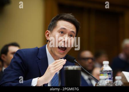 Washington, Usa. 23. März 2023. Shou Chew, CEO TikTok, sagt vor der Anhörung des US-amerikanischen House Committee on Energy and Commerce aus: „TikTok: How Congress Can Secret American Data Privacy and Protect Children from Online Harms“ am Donnerstag, den 23. März 2023 im US-Kapitol in Washington, DC. Foto: Rod Lamkey/CNP/ABACAPRESS.COM Kredit: Abaca Press/Alamy Live News Stockfoto