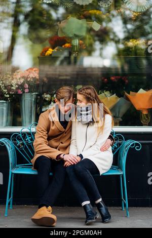 Ein Teenager-Paar geht mit reiner Liebe aus, Romantik, wahre Gefühle Stockfoto