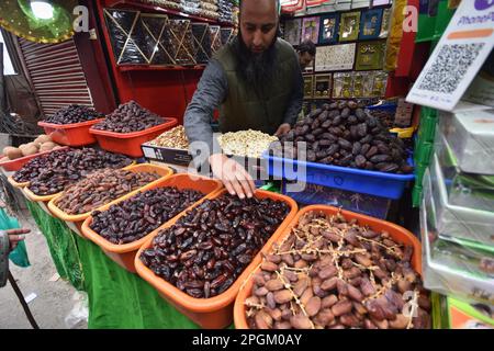 Srinagar, Indien. 23. März 2023. Ein Ladenbesitzer, der am 23. März 2023 auf einem Markt in Srinagar Dates verkauft, wartet auf seine Kunden, da Menschen Lebensmittel kaufen, um während des heiligen muslimischen Fastenmonats im Ramadan zu essen. (Foto von Mubashir Hassan/Pacific Press) Kredit: Pacific Press Media Production Corp./Alamy Live News Stockfoto