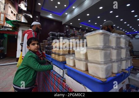 Srinagar, Indien. 23. März 2023. Ein Ladenbesitzer, der am 23. März 2023 auf einem Markt in Srinagar Dates verkauft, wartet auf seine Kunden, da Menschen Lebensmittel kaufen, um während des heiligen muslimischen Fastenmonats im Ramadan zu essen. (Foto von Mubashir Hassan/Pacific Press) Kredit: Pacific Press Media Production Corp./Alamy Live News Stockfoto