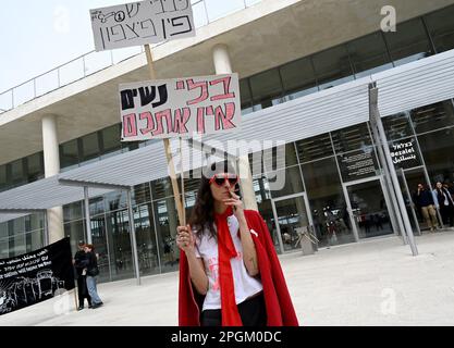 Jerusalem, Israel. 23. März 2023. Ein Israeli hält am Donnerstag, dem 23. März 2023 in Jerusalem, ein Protestzeichen für die Rechte der Frauen und gegen die Justizreformen von Premierminister Benjamin Netanjahu. Foto von Debbie Hill/ Kredit: UPI/Alamy Live News Stockfoto