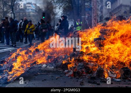 23. MÄRZ 2023 - PARIS, FRANKREICH : Demonstranten gegen französische Rentenreformen laufen auf den Straßen von Paris. Stockfoto