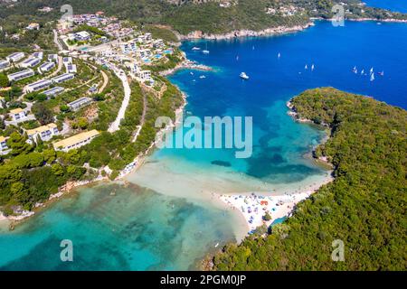 Luftaufnahme von iconic Paradies Sandstrände mit türkisblauem Meer in komplexen Inseln von Agios Nikolaos und Mourtos in Sivota, Epirus, GRIECHENLAND Stockfoto