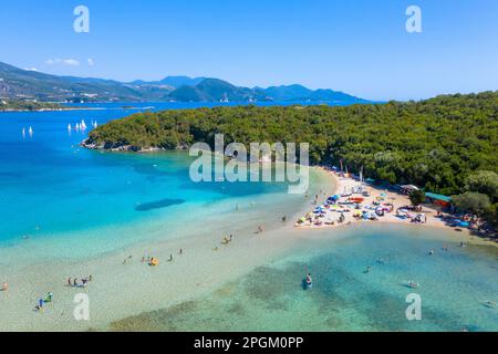 Luftaufnahme von iconic Paradies Sandstrände mit türkisblauem Meer in komplexen Inseln von Agios Nikolaos und Mourtos in Sivota, Epirus, GRIECHENLAND Stockfoto