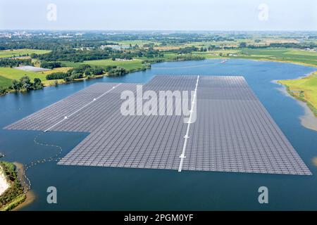 Luftaufnahme von Sonnenkollektoren auf einem See in der Landschaft aus den Niederlanden Stockfoto