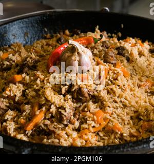 Ethnische Küche mit traditionellem usbekischen Essen Stockfoto