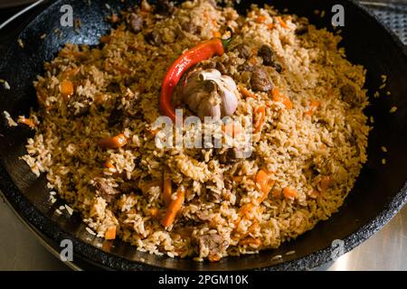 Ethnische Küche mit traditionellem usbekischen Essen Stockfoto