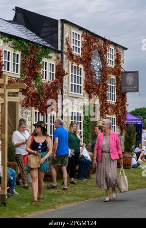 Zeitweilige Innenstruktur von außen & Ausstellungsgelände Besucher (Handelsstand, Marketing & Promotion, Bier) - Great Yorkshire Showground, Harrogate England, Großbritannien. Stockfoto