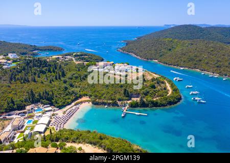 Luftaufnahme von iconic Paradies Sandstrände mit türkisblauem Meer in komplexen Inseln von Agios Nikolaos und Mourtos in Sivota, Epirus, GRIECHENLAND Stockfoto