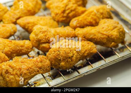 Südliche knusprig zerschlagene gebratene Hähnchenflügel, frittierte Hähnchenflügel auf dem Metalltablett, Fast Food Stockfoto