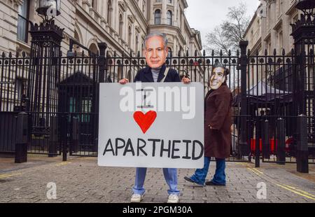 London, Großbritannien. 23. März 2023 Amnesty International UK Aktivisten trugen Benjamin Netanyahu und Rishi Sunak Masken und inszenierten einen Protest gegen die israelische Apartheid außerhalb der Downing Street, während der israelische Premierminister das Vereinigte Königreich besuchte. Kredit: Vuk Valcic/Alamy Live News Stockfoto