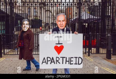 London, Großbritannien. 23. März 2023 Amnesty International UK Aktivisten trugen Benjamin Netanyahu und Rishi Sunak Masken und inszenierten einen Protest gegen die israelische Apartheid außerhalb der Downing Street, während der israelische Premierminister das Vereinigte Königreich besuchte. Kredit: Vuk Valcic/Alamy Live News Stockfoto