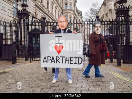 London, Großbritannien. 23. März 2023 Amnesty International UK Aktivisten trugen Benjamin Netanyahu und Rishi Sunak Masken und inszenierten einen Protest gegen die israelische Apartheid außerhalb der Downing Street, während der israelische Premierminister das Vereinigte Königreich besuchte. Kredit: Vuk Valcic/Alamy Live News Stockfoto