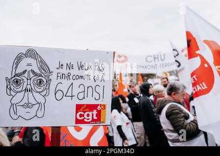 Clermont Ferrand, Frankreich. 23. März 2023. Demonstration gegen die Rentenreform am 23. märz 2023 in Clermont-ferrand, auvergne, Frankreich. Der französische Präsident schwor am 22. März 2023 trotzig, eine umstrittene Rentenreform durchzusetzen, und erklärte sich bereit, angesichts mitunter gewalttätiger Proteste Unpopularität zu akzeptieren. Foto: Fanny Reynaud/ABACAPRESS.COM Kredit: Abaca Press/Alamy Live News Stockfoto