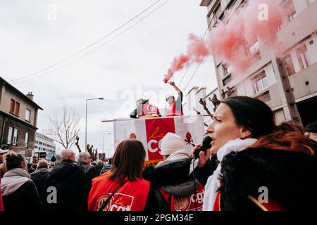 Clermont Ferrand, Frankreich. 23. März 2023. Demonstration gegen die Rentenreform am 23. märz 2023 in Clermont-ferrand, auvergne, Frankreich. Der französische Präsident schwor am 22. März 2023 trotzig, eine umstrittene Rentenreform durchzusetzen, und erklärte sich bereit, angesichts mitunter gewalttätiger Proteste Unpopularität zu akzeptieren. Foto: Fanny Reynaud/ABACAPRESS.COM Kredit: Abaca Press/Alamy Live News Stockfoto