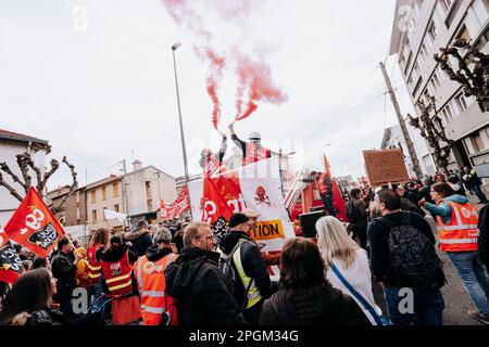 Clermont Ferrand, Frankreich. 23. März 2023. Demonstration gegen die Rentenreform am 23. märz 2023 in Clermont-ferrand, auvergne, Frankreich. Der französische Präsident schwor am 22. März 2023 trotzig, eine umstrittene Rentenreform durchzusetzen, und erklärte sich bereit, angesichts mitunter gewalttätiger Proteste Unpopularität zu akzeptieren. Foto: Fanny Reynaud/ABACAPRESS.COM Kredit: Abaca Press/Alamy Live News Stockfoto