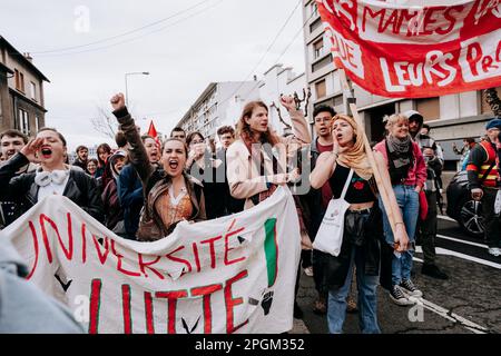 Clermont Ferrand, Frankreich. 23. März 2023. Demonstration gegen die Rentenreform am 23. märz 2023 in Clermont-ferrand, auvergne, Frankreich. Der französische Präsident schwor am 22. März 2023 trotzig, eine umstrittene Rentenreform durchzusetzen, und erklärte sich bereit, angesichts mitunter gewalttätiger Proteste Unpopularität zu akzeptieren. Foto: Fanny Reynaud/ABACAPRESS.COM Kredit: Abaca Press/Alamy Live News Stockfoto