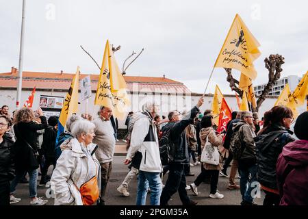 Clermont Ferrand, Frankreich. 23. März 2023. Demonstration gegen die Rentenreform am 23. märz 2023 in Clermont-ferrand, auvergne, Frankreich. Der französische Präsident schwor am 22. März 2023 trotzig, eine umstrittene Rentenreform durchzusetzen, und erklärte sich bereit, angesichts mitunter gewalttätiger Proteste Unpopularität zu akzeptieren. Foto: Fanny Reynaud/ABACAPRESS.COM Kredit: Abaca Press/Alamy Live News Stockfoto