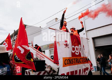 Clermont Ferrand, Frankreich. 23. März 2023. Demonstration gegen die Rentenreform am 23. märz 2023 in Clermont-ferrand, auvergne, Frankreich. Der französische Präsident schwor am 22. März 2023 trotzig, eine umstrittene Rentenreform durchzusetzen, und erklärte sich bereit, angesichts mitunter gewalttätiger Proteste Unpopularität zu akzeptieren. Foto: Fanny Reynaud/ABACAPRESS.COM Kredit: Abaca Press/Alamy Live News Stockfoto