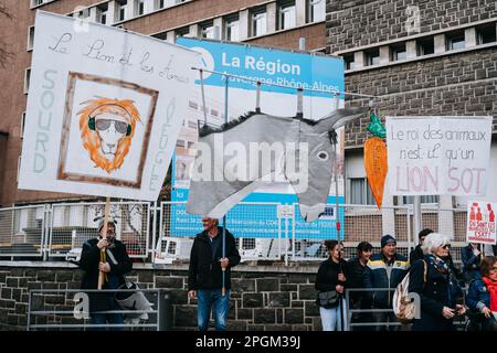 Clermont Ferrand, Frankreich. 23. März 2023. Demonstration gegen die Rentenreform am 23. märz 2023 in Clermont-ferrand, auvergne, Frankreich. Der französische Präsident schwor am 22. März 2023 trotzig, eine umstrittene Rentenreform durchzusetzen, und erklärte sich bereit, angesichts mitunter gewalttätiger Proteste Unpopularität zu akzeptieren. Foto: Fanny Reynaud/ABACAPRESS.COM Kredit: Abaca Press/Alamy Live News Stockfoto