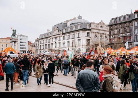 Clermont Ferrand, Frankreich. 23. März 2023. Demonstration gegen die Rentenreform am 23. märz 2023 in Clermont-ferrand, auvergne, Frankreich. Der französische Präsident schwor am 22. März 2023 trotzig, eine umstrittene Rentenreform durchzusetzen, und erklärte sich bereit, angesichts mitunter gewalttätiger Proteste Unpopularität zu akzeptieren. Foto: Fanny Reynaud/ABACAPRESS.COM Kredit: Abaca Press/Alamy Live News Stockfoto