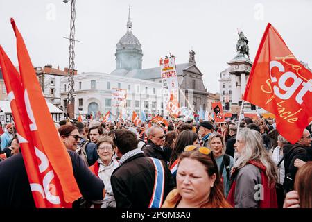 Clermont Ferrand, Frankreich. 23. März 2023. Demonstration gegen die Rentenreform am 23. märz 2023 in Clermont-ferrand, auvergne, Frankreich. Der französische Präsident schwor am 22. März 2023 trotzig, eine umstrittene Rentenreform durchzusetzen, und erklärte sich bereit, angesichts mitunter gewalttätiger Proteste Unpopularität zu akzeptieren. Foto: Fanny Reynaud/ABACAPRESS.COM Kredit: Abaca Press/Alamy Live News Stockfoto