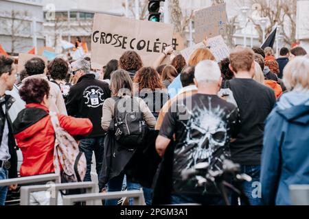 Clermont Ferrand, Frankreich. 23. März 2023. Demonstration gegen die Rentenreform am 23. märz 2023 in Clermont-ferrand, auvergne, Frankreich. Der französische Präsident schwor am 22. März 2023 trotzig, eine umstrittene Rentenreform durchzusetzen, und erklärte sich bereit, angesichts mitunter gewalttätiger Proteste Unpopularität zu akzeptieren. Foto: Fanny Reynaud/ABACAPRESS.COM Kredit: Abaca Press/Alamy Live News Stockfoto