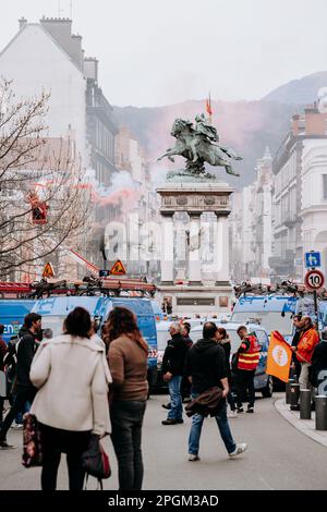 Clermont Ferrand, Frankreich. 23. März 2023. Demonstration gegen die Rentenreform am 23. märz 2023 in Clermont-ferrand, auvergne, Frankreich. Der französische Präsident schwor am 22. März 2023 trotzig, eine umstrittene Rentenreform durchzusetzen, und erklärte sich bereit, angesichts mitunter gewalttätiger Proteste Unpopularität zu akzeptieren. Foto: Fanny Reynaud/ABACAPRESS.COM Kredit: Abaca Press/Alamy Live News Stockfoto