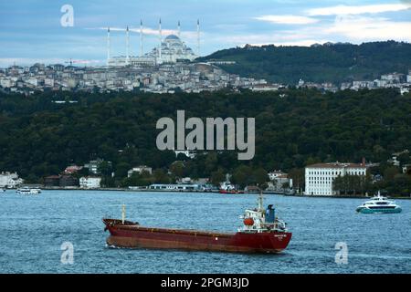 Ein Tankschiff, das durch die Straße des Bosporus in der Nähe des Stadtviertels Uskudar auf der asiatischen Seite von Istanbul in der Türkei/Turkiye fährt. Stockfoto