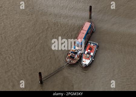 Festgemachte Boote an der Themse, London. Luftaufnahme am Tag Stockfoto