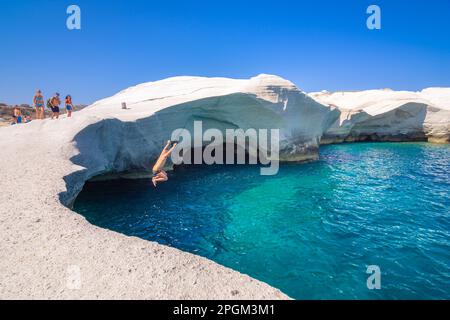 Weiße Kreidefelsen in Sarakiniko, Insel Milos, Kykladen, Griechenland. Stockfoto