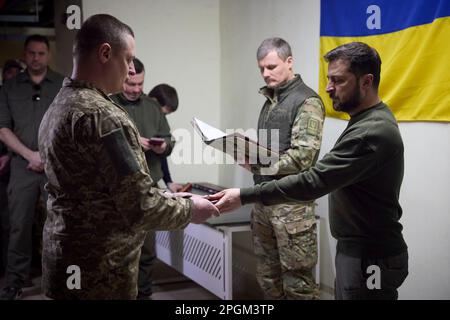 Charkiv, Ukraine. 23. März 2023. Ukrainischer Präsident Wolodymyr Zelenskyy, rechts, verleiht Medaillen an Soldaten während eines Besuchs in der Region Kherson am 23. März 2023 in Posad-Pokrovske, Oblast Kherson, Ukraine. Kredit: Pool Photo/Pressestelle Des Ukrainischen Präsidenten/Alamy Live News Stockfoto
