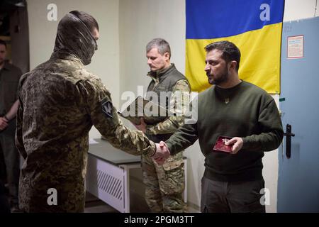 Charkiv, Ukraine. 23. März 2023. Ukrainischer Präsident Wolodymyr Zelenskyy, rechts, verleiht Medaillen an Soldaten während eines Besuchs in der Region Kherson am 23. März 2023 in Posad-Pokrovske, Oblast Kherson, Ukraine. Kredit: Pool Photo/Pressestelle Des Ukrainischen Präsidenten/Alamy Live News Stockfoto