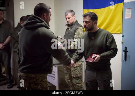 Charkiv, Ukraine. 23. März 2023. Ukrainischer Präsident Wolodymyr Zelenskyy, rechts, verleiht Medaillen an Soldaten während eines Besuchs in der Region Kherson am 23. März 2023 in Posad-Pokrovske, Oblast Kherson, Ukraine. Kredit: Pool Photo/Pressestelle Des Ukrainischen Präsidenten/Alamy Live News Stockfoto