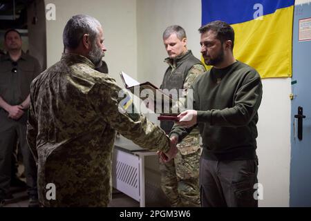 Charkiv, Ukraine. 23. März 2023. Ukrainischer Präsident Wolodymyr Zelenskyy, rechts, verleiht Medaillen an Soldaten während eines Besuchs in der Region Kherson am 23. März 2023 in Posad-Pokrovske, Oblast Kherson, Ukraine. Kredit: Pool Photo/Pressestelle Des Ukrainischen Präsidenten/Alamy Live News Stockfoto