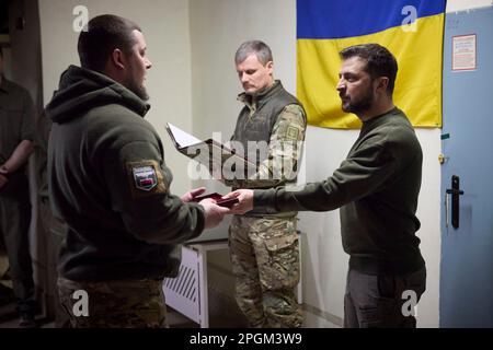 Charkiv, Ukraine. 23. März 2023. Ukrainischer Präsident Wolodymyr Zelenskyy, rechts, verleiht Medaillen an Soldaten während eines Besuchs in der Region Kherson am 23. März 2023 in Posad-Pokrovske, Oblast Kherson, Ukraine. Kredit: Pool Photo/Pressestelle Des Ukrainischen Präsidenten/Alamy Live News Stockfoto