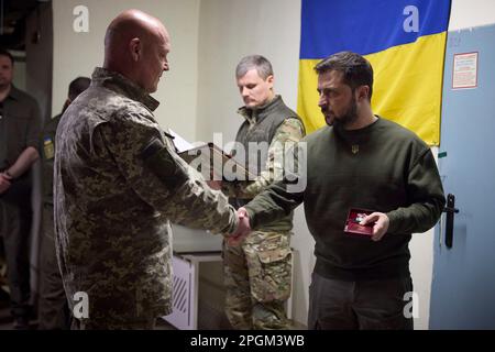 Charkiv, Ukraine. 23. März 2023. Ukrainischer Präsident Wolodymyr Zelenskyy, rechts, verleiht Medaillen an Soldaten während eines Besuchs in der Region Kherson am 23. März 2023 in Posad-Pokrovske, Oblast Kherson, Ukraine. Kredit: Pool Photo/Pressestelle Des Ukrainischen Präsidenten/Alamy Live News Stockfoto