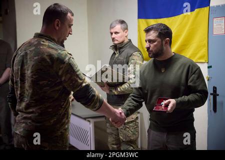 Charkiv, Ukraine. 23. März 2023. Ukrainischer Präsident Wolodymyr Zelenskyy, rechts, verleiht Medaillen an Soldaten während eines Besuchs in der Region Kherson am 23. März 2023 in Posad-Pokrovske, Oblast Kherson, Ukraine. Kredit: Pool Photo/Pressestelle Des Ukrainischen Präsidenten/Alamy Live News Stockfoto