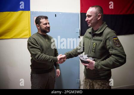 Charkiv, Ukraine. 23. März 2023. Der ukrainische Präsident Wolodymyr Zelenskyy, Left, verleiht Medaillen an Soldaten während eines Besuchs in der Region Kherson am 23. März 2023 in Posad-Pokrovske, Oblast Kherson, Ukraine. Kredit: Pool Photo/Pressestelle Des Ukrainischen Präsidenten/Alamy Live News Stockfoto