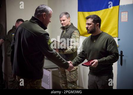 Charkiv, Ukraine. 23. März 2023. Ukrainischer Präsident Wolodymyr Zelenskyy, rechts, verleiht Medaillen an Soldaten während eines Besuchs in der Region Kherson am 23. März 2023 in Posad-Pokrovske, Oblast Kherson, Ukraine. Kredit: Pool Photo/Pressestelle Des Ukrainischen Präsidenten/Alamy Live News Stockfoto