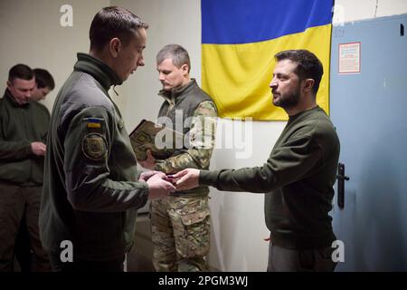 Charkiv, Ukraine. 23. März 2023. Ukrainischer Präsident Wolodymyr Zelenskyy, rechts, verleiht Medaillen an Soldaten während eines Besuchs in der Region Kherson am 23. März 2023 in Posad-Pokrovske, Oblast Kherson, Ukraine. Kredit: Pool Photo/Pressestelle Des Ukrainischen Präsidenten/Alamy Live News Stockfoto