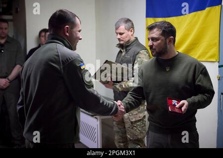 Charkiv, Ukraine. 23. März 2023. Ukrainischer Präsident Wolodymyr Zelenskyy, rechts, verleiht Medaillen an Soldaten während eines Besuchs in der Region Kherson am 23. März 2023 in Posad-Pokrovske, Oblast Kherson, Ukraine. Kredit: Pool Photo/Pressestelle Des Ukrainischen Präsidenten/Alamy Live News Stockfoto