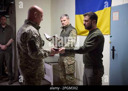 Charkiv, Ukraine. 23. März 2023. Ukrainischer Präsident Wolodymyr Zelenskyy, rechts, verleiht Medaillen an Soldaten während eines Besuchs in der Region Kherson am 23. März 2023 in Posad-Pokrovske, Oblast Kherson, Ukraine. Kredit: Pool Photo/Pressestelle Des Ukrainischen Präsidenten/Alamy Live News Stockfoto