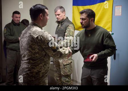 Charkiv, Ukraine. 23. März 2023. Ukrainischer Präsident Wolodymyr Zelenskyy, rechts, verleiht Medaillen an Soldaten während eines Besuchs in der Region Kherson am 23. März 2023 in Posad-Pokrovske, Oblast Kherson, Ukraine. Kredit: Pool Photo/Pressestelle Des Ukrainischen Präsidenten/Alamy Live News Stockfoto
