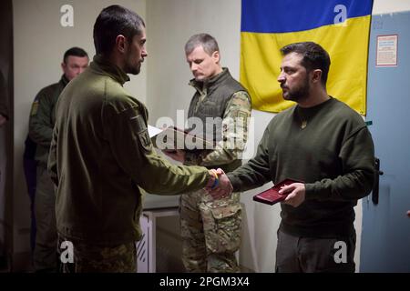 Charkiv, Ukraine. 23. März 2023. Ukrainischer Präsident Wolodymyr Zelenskyy, rechts, verleiht Medaillen an Soldaten während eines Besuchs in der Region Kherson am 23. März 2023 in Posad-Pokrovske, Oblast Kherson, Ukraine. Kredit: Pool Photo/Pressestelle Des Ukrainischen Präsidenten/Alamy Live News Stockfoto