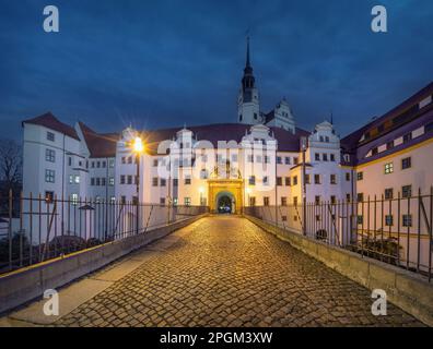 Eingangstor zum Schloss Hartenfels (Schloss Hartenfels) in der Abenddämmerung in Torgau, Deutschland Stockfoto